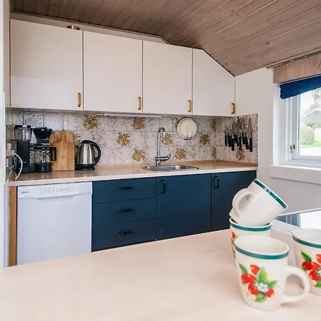 Seaside Retreat With Private Annex *